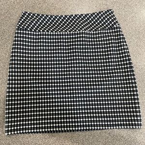 Loft skirt lined w working back pockets side zipper very flattering.  6p